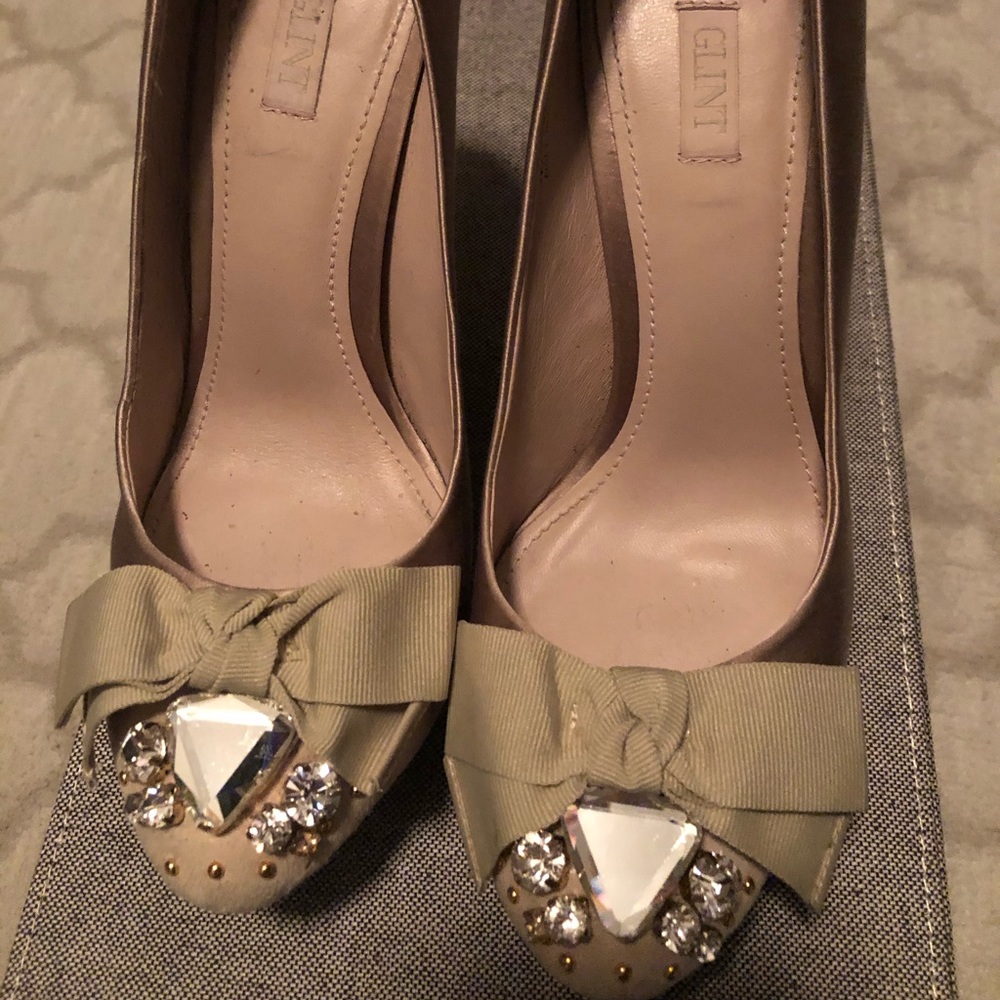 Glint pumps
